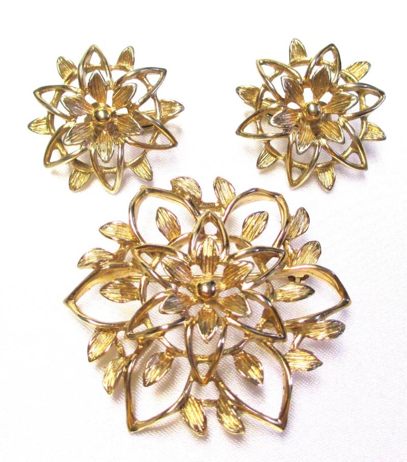 Vintage Sarah Coventry "Peta - Lure" 1960's Filigrane Gold Blume Anstecknadel Und Ohrringe von MickisVintageJewelry