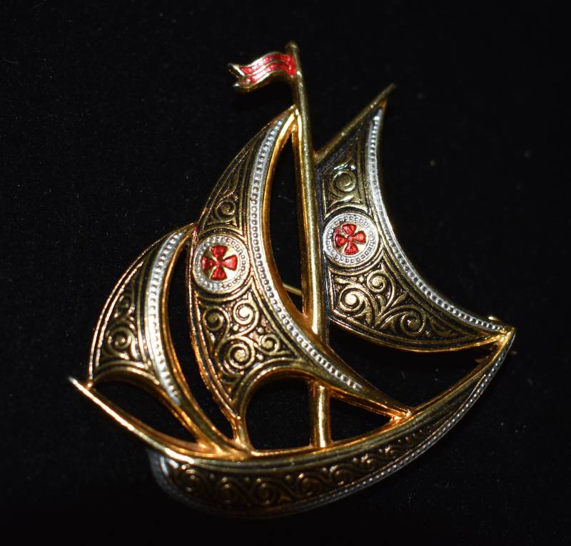 Vintage Spanien Signiert Damaszener Schmuck Schiff Oder Segelboot Brosche Pin Vintage Spanien Signiert Damaszener Schmuck Schiff Oder Segelboot Brosche Pin von MickisVintageJewelry