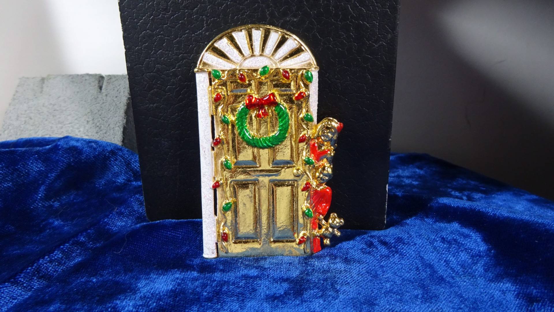 Vintahe Weihnachten Tür Mit Kinder Lugen Heraus Brosche Pin Geschmückt von MickisVintageJewelry