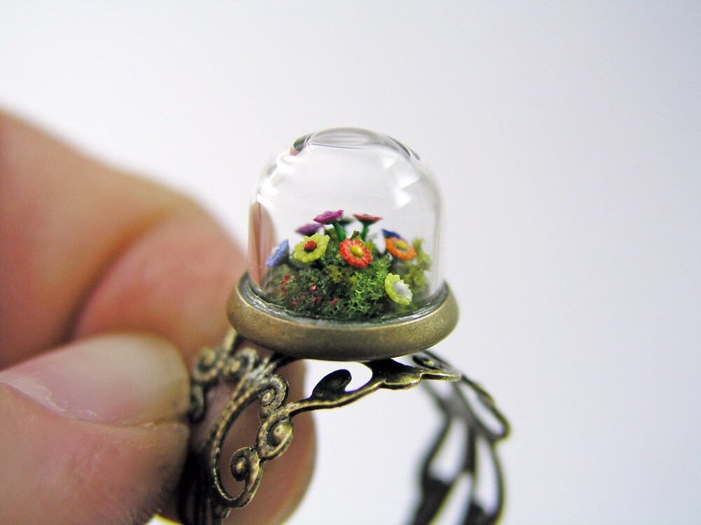 Miniatur-Blumengarten in Einer Glaskuppel. Verstellbarer Messingring Miniatur-Blumengarten in Einer Glaskuppel. Verstellbarer Messingring von MicroJewellery