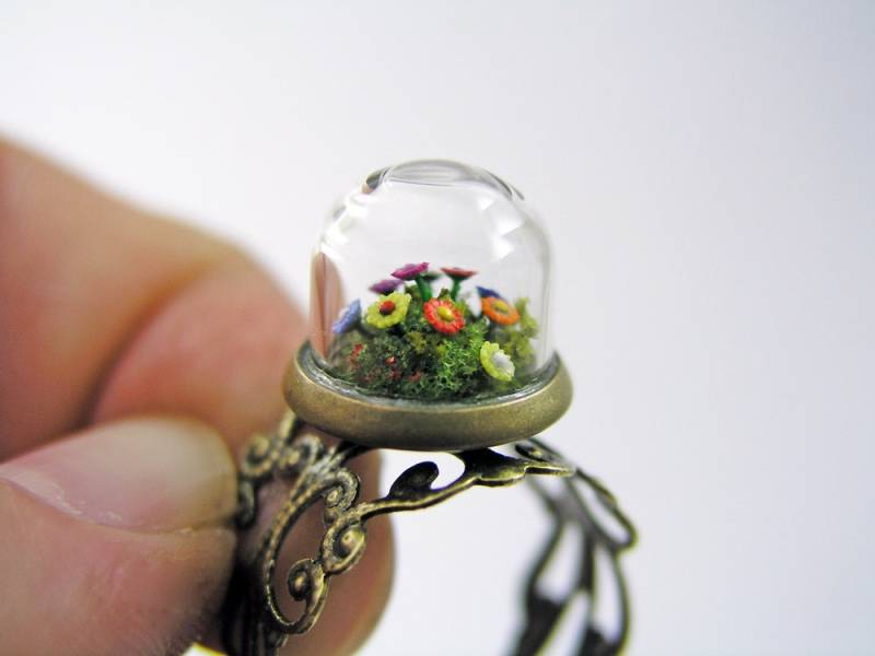 Miniatur-Blumengarten in Einer Glaskuppel. Verstellbarer Messingring Miniatur-Blumengarten in Einer Glaskuppel. Verstellbarer Messingring von MicroJewellery