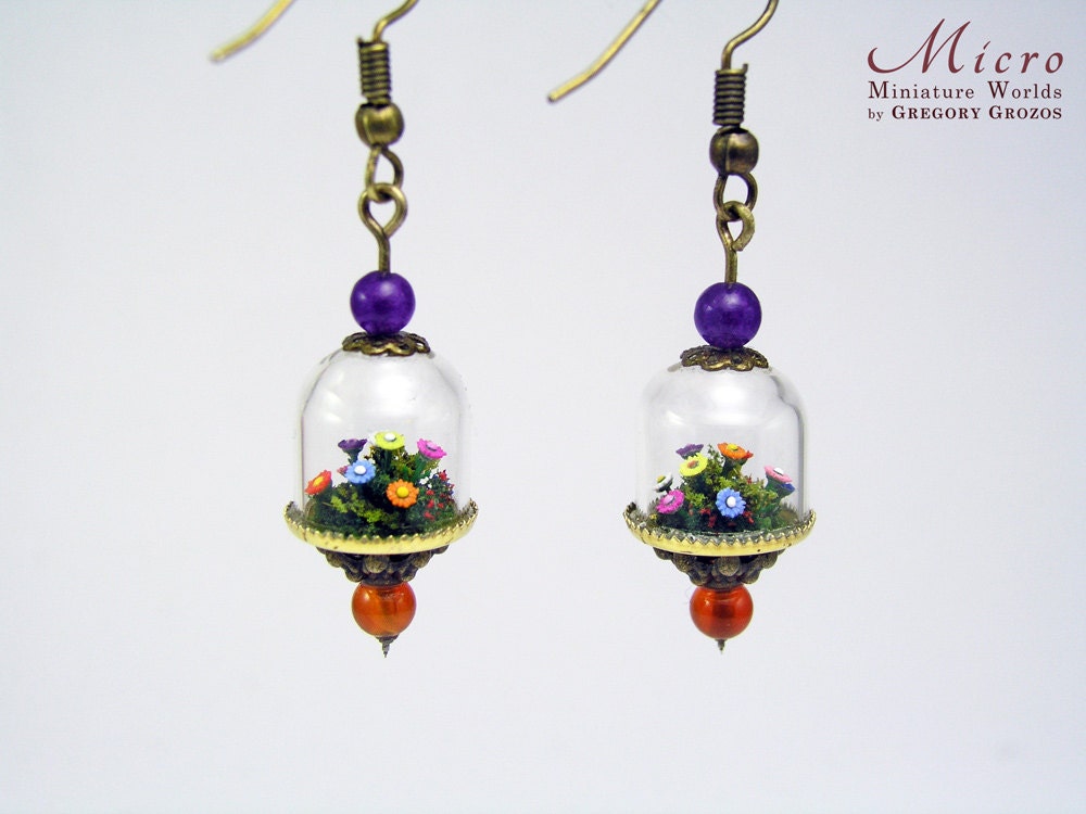 Miniatur Kleine Gärten Mit Winzigen Kleinen Blumen Und Sträuchern Unter Einer Glaskuppel Miniatur Kleine Gärten Mit Winzigen Kleinen Blumen Und Sträuchern Unter Einer Glaskuppel von MicroJewellery