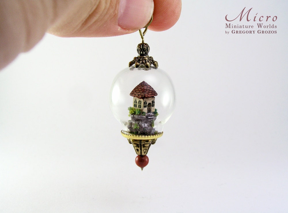 Miniatur Welt Anhänger, Kleines Haus Auf Einem Hügel Unter Glaskuppel Miniatur Welt Anhänger, Kleines Haus Auf Einem Hügel Unter Glaskuppel von MicroJewellery