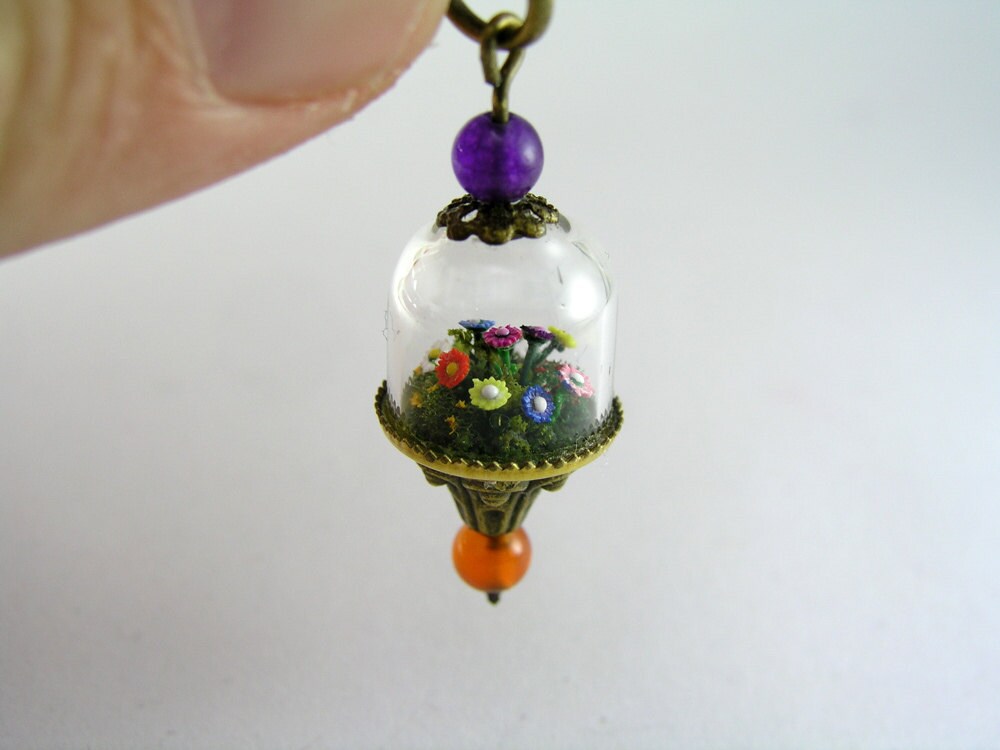 Miniatur-Welt-Anhänger, Miniatur Garten Mit Winzig Kleinen Blumen Und Büsche Unter Einer Glaskuppel Miniatur-Welt-Anhänger, Miniatur Garten Mit Winzig Kleinen Blumen Und Büsche Unter Einer Glaskuppel von MicroJewellery