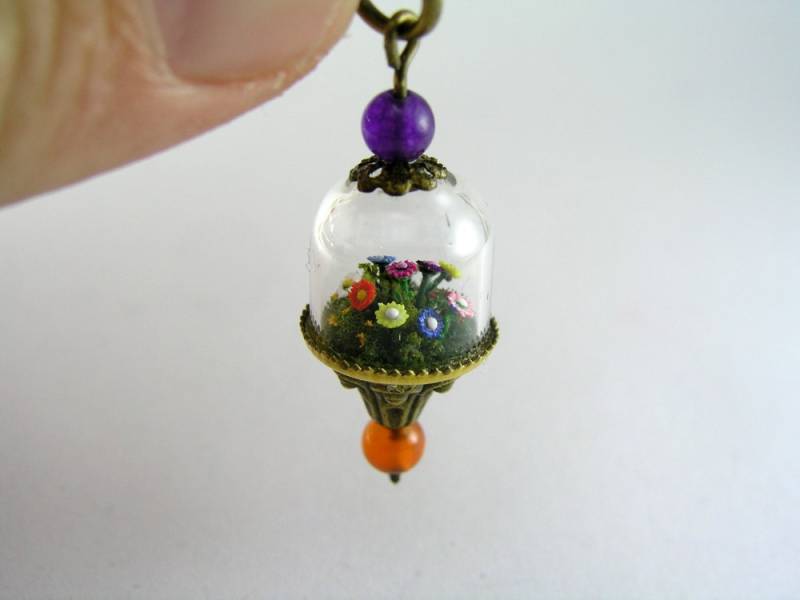 Miniatur-Welt-Anhänger, Miniatur Garten Mit Winzig Kleinen Blumen Und Büsche Unter Einer Glaskuppel Miniatur-Welt-Anhänger, Miniatur Garten Mit Winzig Kleinen Blumen Und Büsche Unter Einer Glaskuppel von MicroJewellery