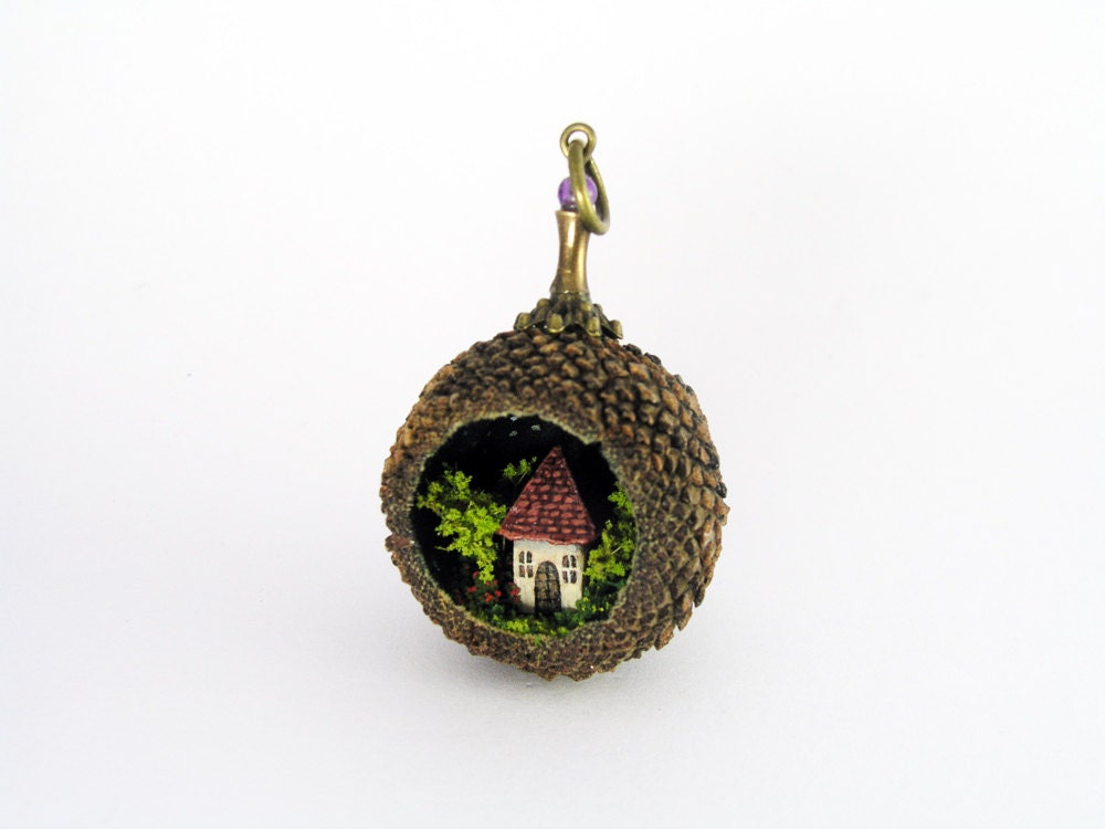 Miniatur Welt Anhänger. Tiny House Inmitten Von Bäumen Und Blühenden Sträuchern in Echter Eichel Miniatur Welt Anhänger. Tiny House Inmitten Von Bäumen Und Blühenden Sträuchern in Echter Eichel von MicroJewellery