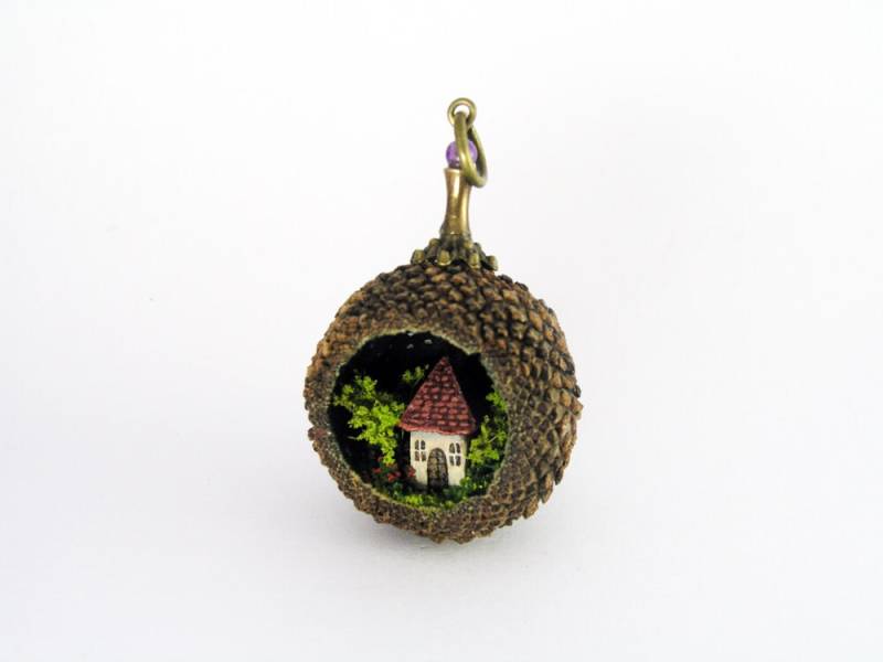 Miniatur Welt Anhänger. Tiny House Inmitten Von Bäumen Und Blühenden Sträuchern in Echter Eichel Miniatur Welt Anhänger. Tiny House Inmitten Von Bäumen Und Blühenden Sträuchern in Echter Eichel von MicroJewellery