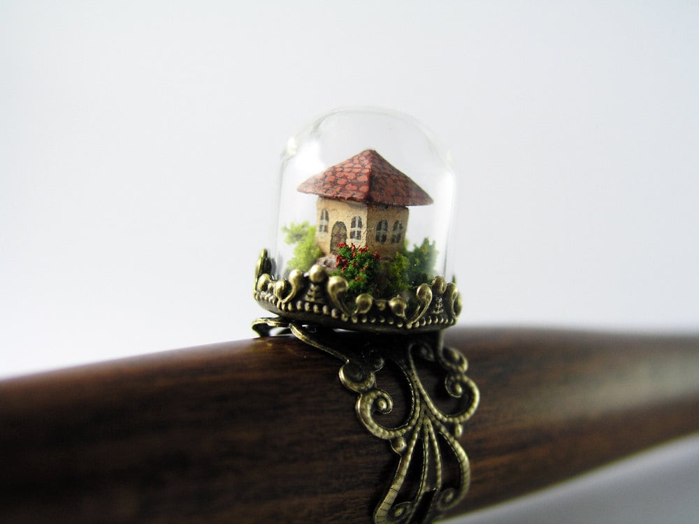 Miniatur-Welt. Kleines Häuschen Inmitten Eines Gartens in Einem Glaskuppelring Miniatur-Welt. Kleines Häuschen Inmitten Eines Gartens in Einem Glaskuppelring von MicroJewellery