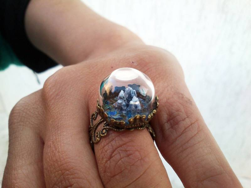 Miniaturisierte, Sehr Detaillierte Dreidimensionale Landschaft in Einer Echten Glaskuppel, Verstellbarer Messingring von MicroJewellery