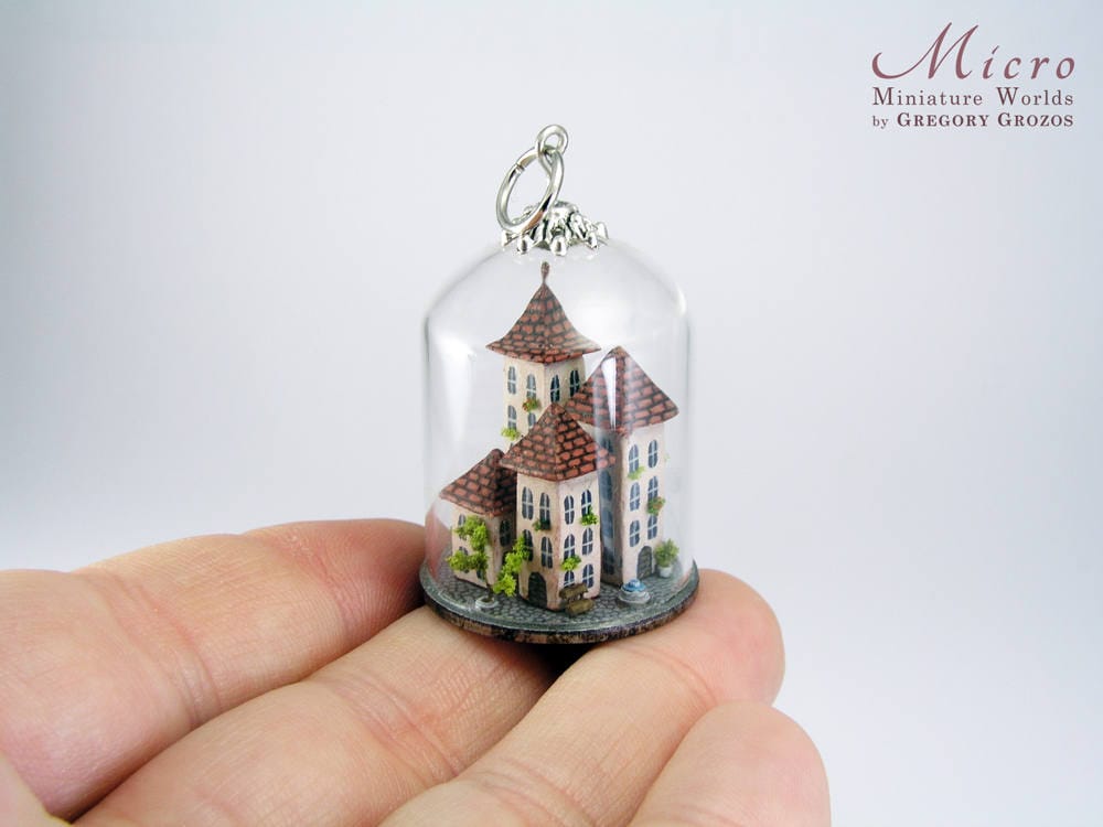 Miniaturstadt in Einer Klaren Glaskuppel, Exquisit Und Detailreich von MicroJewellery
