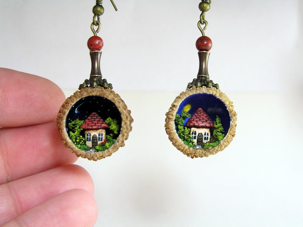 Miniaturwelt Ohrringe in Eichelkappen. Winziges Häuschen Im Grünen Wald Unter Tag - Und Nachthimmel Miniaturwelt Ohrringe in Eichelkappen. Winziges Häuschen Im Grünen Wald Unter Tag - Und Nachthimmel von MicroJewellery