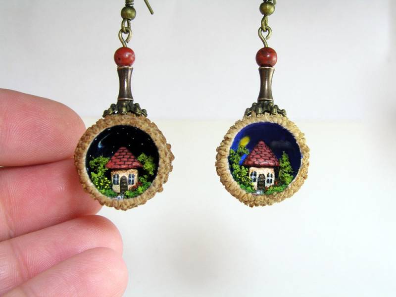 Miniaturwelt Ohrringe in Eichelkappen. Winziges Häuschen Im Grünen Wald Unter Tag - Und Nachthimmel Miniaturwelt Ohrringe in Eichelkappen. Winziges Häuschen Im Grünen Wald Unter Tag - Und Nachthimmel von MicroJewellery