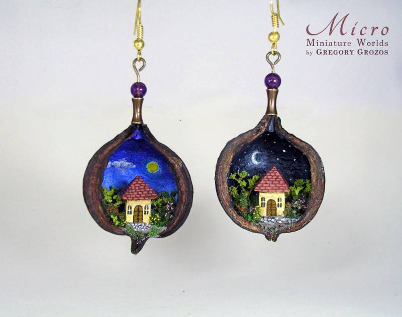 Miniaturweltohrring in Einem Kurajong-Samen. Winziges Häuschen Im Grünen Wald Unter Tag - Und Nachthimmel von MicroJewellery
