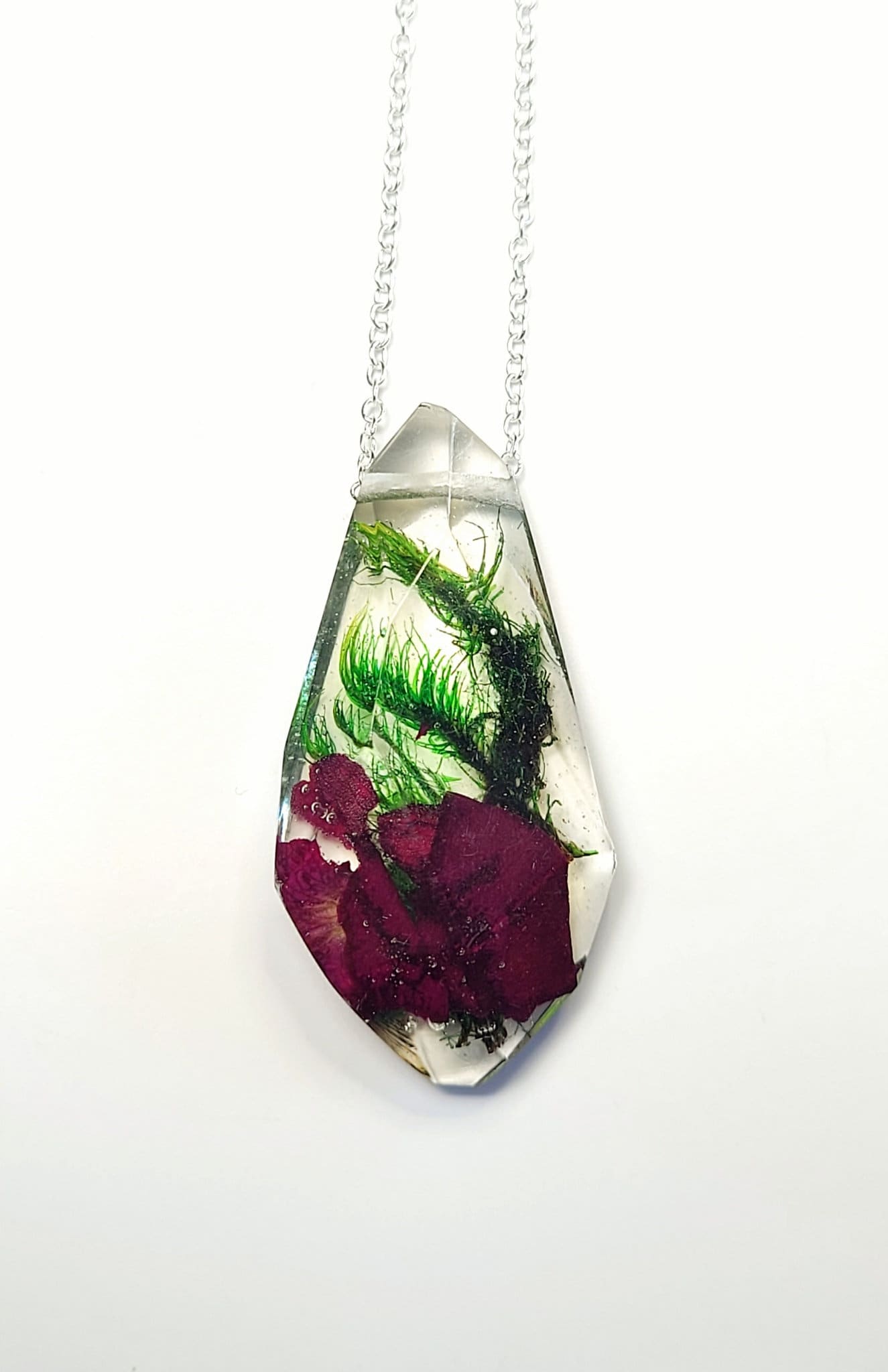 Forrest Anhänger Halskette - Terrarium Tropfenförmig Moos Und Rosenblüten von MicroTerra