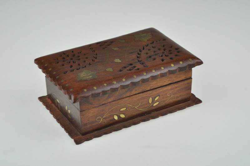 Geschnitzte Holzkiste, Handgeschnitzte Vintage Holzschmuckkästchen, Schmuckkästchen, Schmuckschatulle von MidCenturyEU