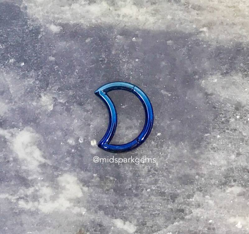 Arctic Blue - 16G 8mm Oder 10mm Crescent Moon Hinged Segment Ring Clicker Astm F136 Titanium Dark Ice Blue Septum Daith Hoop Piercing von MidSparkGems