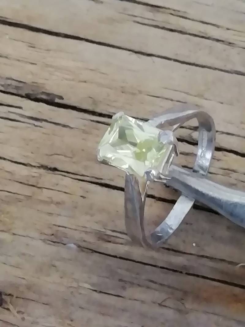 Iola Peridot Handgemachter Kleid Ring von MidasTouchJewels
