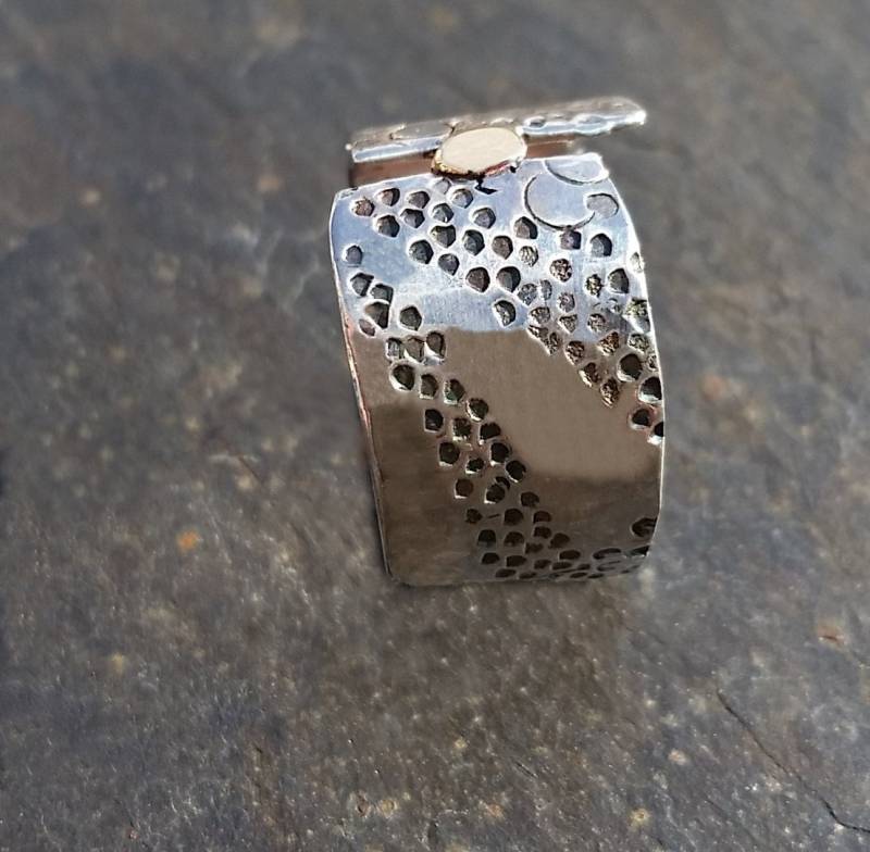 Morfydd Silber Und Gold Gestempelter Ring von MidasTouchJewels