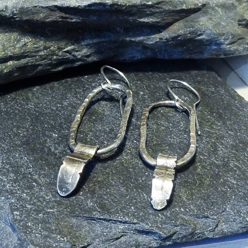 Pluen Creolen Mit Einem Blatt Strukturiertem Silbertropfen von MidasTouchJewels