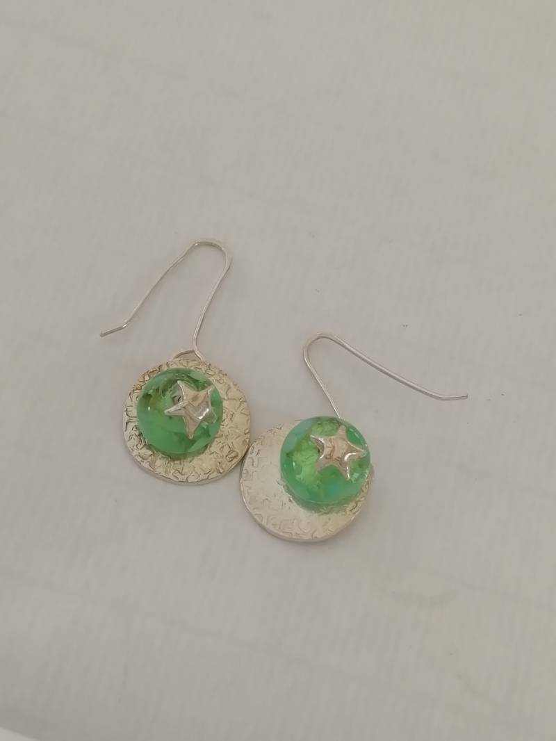 Rhett Handgemachte Grüne Glasperlen-Ohrringe Gesichert Durch Eine Metallscheibe von MidasTouchJewels