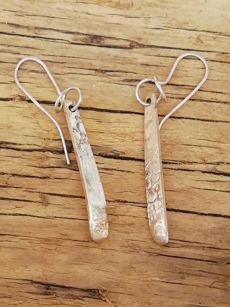 Rhian Beach Textured Tropfen Ohrringe Silber Oder Gold von MidasTouchJewels
