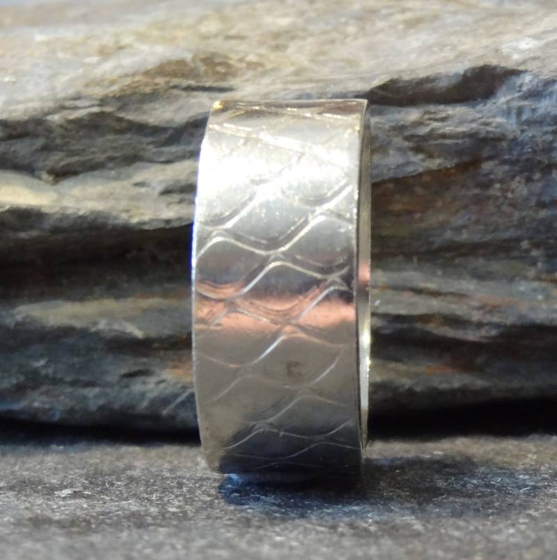 Rhiannon Cross Hatch Ehering von MidasTouchJewels