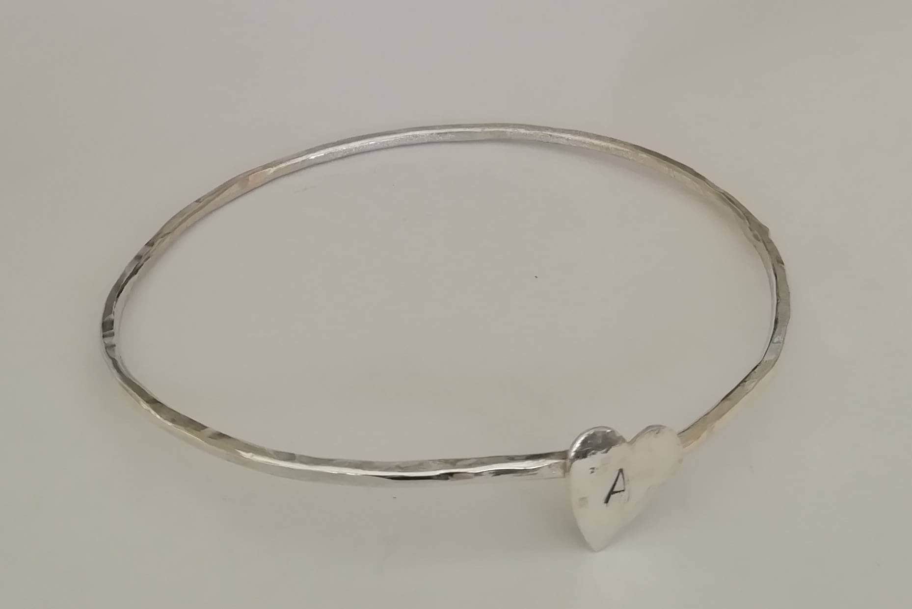 Silber Name Layered Armreif | 1 Initial Pro Armreif von MidasTouchJewels