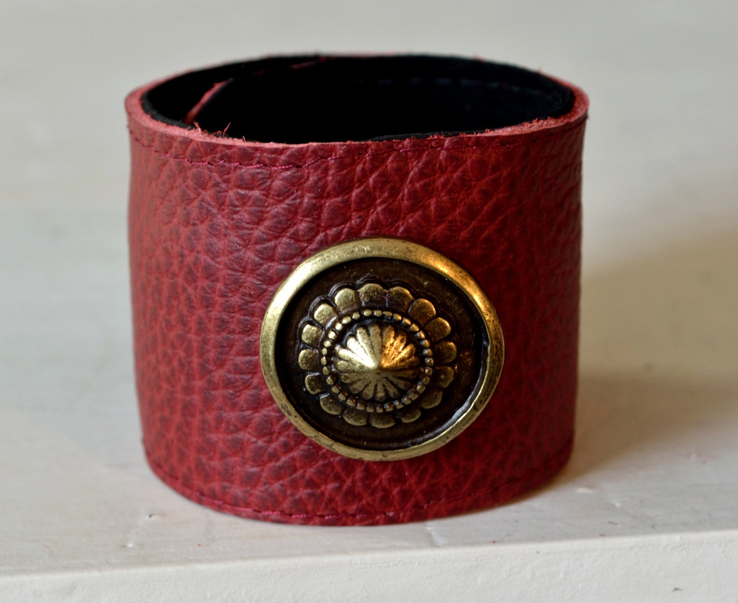Damen Leder Armband, Bordeaux, Mit Niete, Altmessing, Schnapparmband, Lederarmband One Size Damen Leder Armband, Bordeaux, Mit Niete, Altmessing, Schnapparmband, Lederarmband One Size von Midiafashion