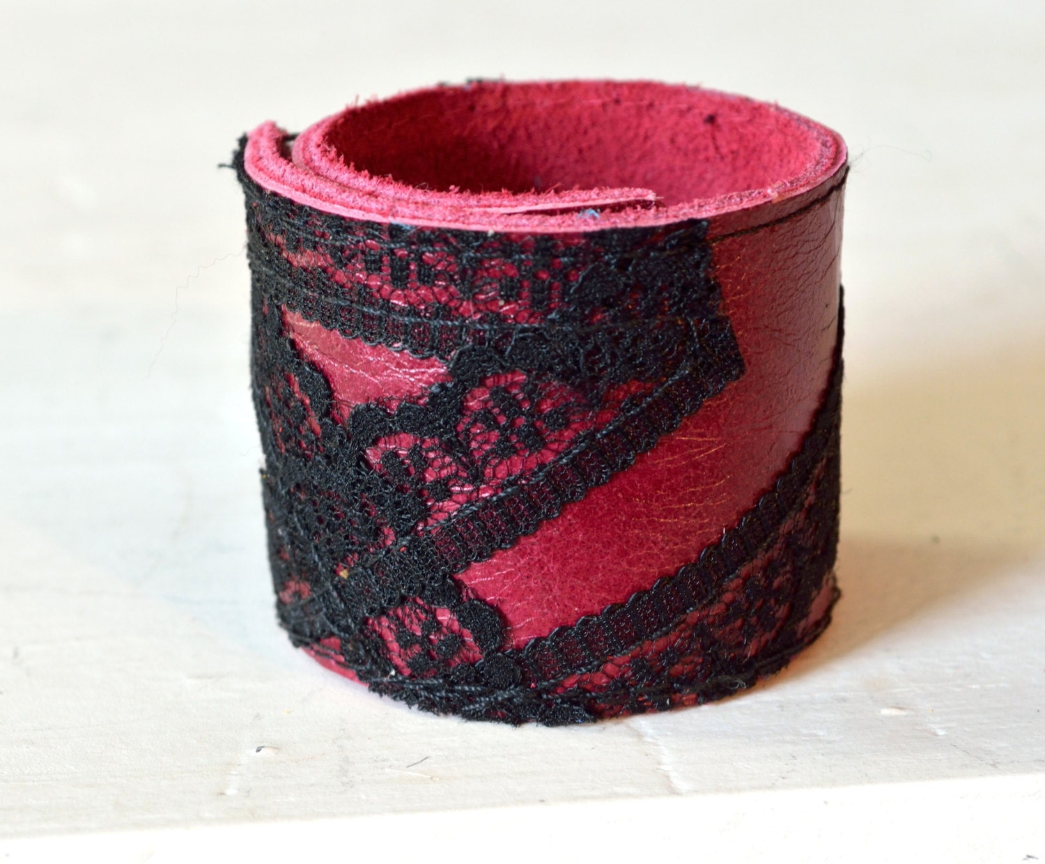 Leder Armband, Schnapparmband in Dunkelrot Mit Schwarzer Spitze, One Size, Passend Für Jedes Handgelenk, Gothic Leder Armband, Schnapparmband in Dunkelrot Mit Schwarzer Spitze, One Size, Passend Für Jedes Handgelenk, Gothic von Midiafashion