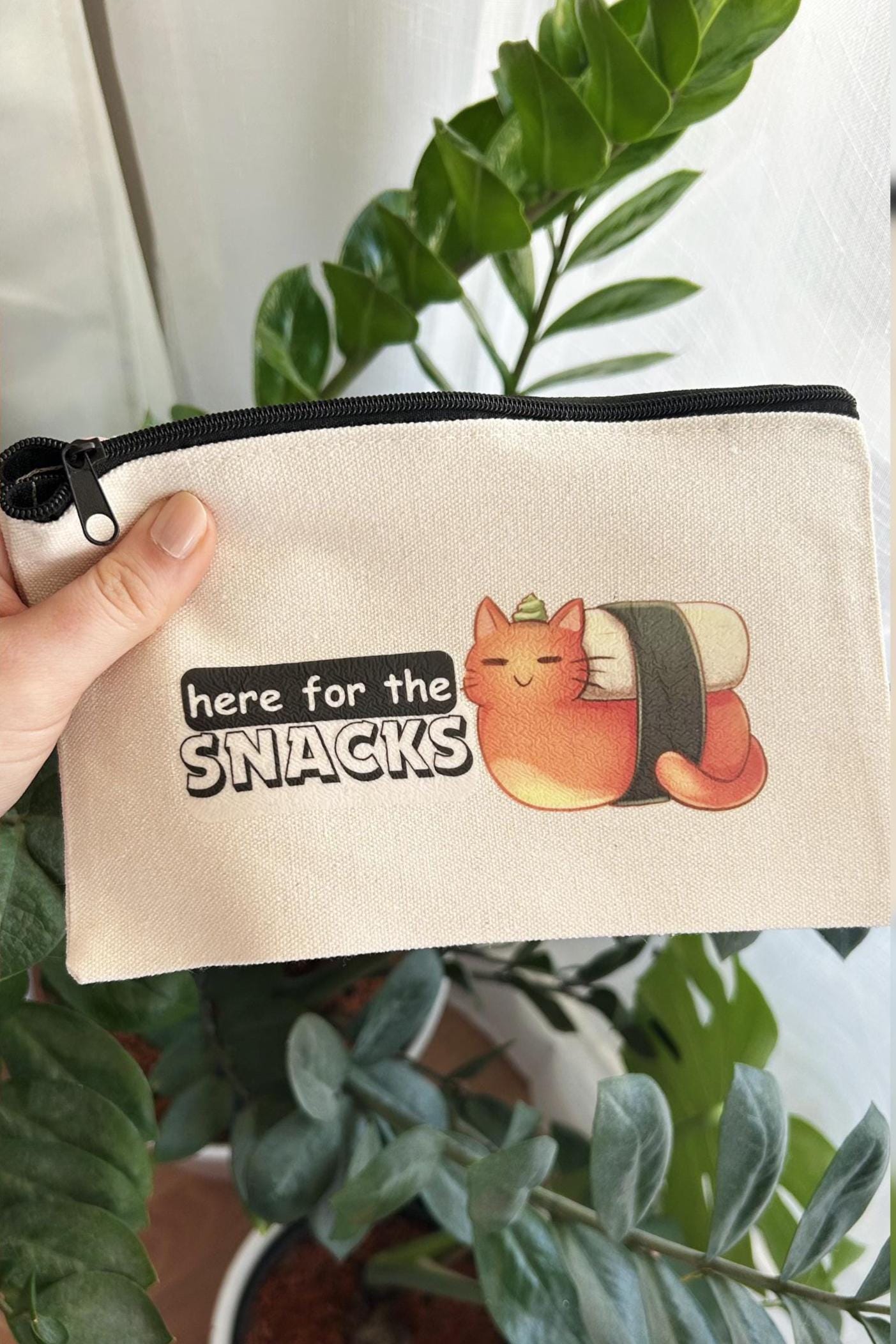 Süße Katzen Kosmetiktasche/Federmappe „Here For The Snacks" - Katze Als Sushirolle Federmappe, Make-Up Bag Oder Witzige Geschenkidee Süße Katzen Kosmetiktasche/Federmappe „Here For The Snacks" - Katze Als Sushirolle Federmappe, Make-Up Bag Oder Witzige Geschenkidee von MidnightFayeDesigns