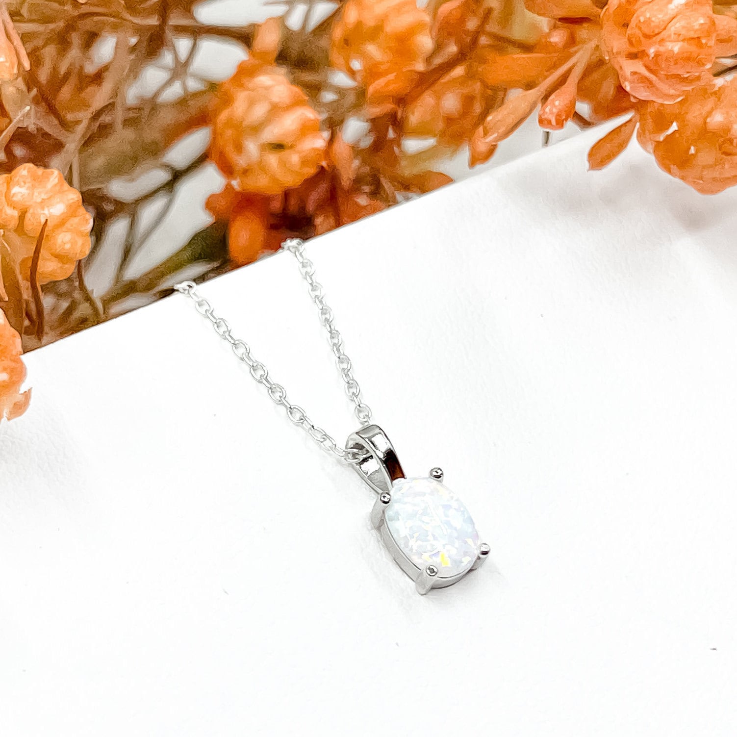 Weißer Opal Anhänger, Kleiner Ovaler Opal, 925 Sterling Silber, Zierlicher Halskette, Regenbogenstein, Oktober Geburtsstein, Weißer Stein, Charm Weißer Opal Anhänger, Kleiner Ovaler Opal, 925 Sterling Silber, Zierlicher Halskette, Regenbogenstein, Oktober Geburtsstein, Weißer Stein, Charm von MidnightMoonSilver