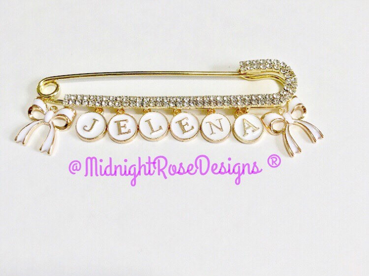 Jeder Beliebige Name Bis Zu 6 Buchstaben Mit 2 Bögen Kinderwagen Pin | Baby-Pin Baby Name Der Platte Baby-Name Xl-Diamant-Pin von MidnightRoseDesignCo