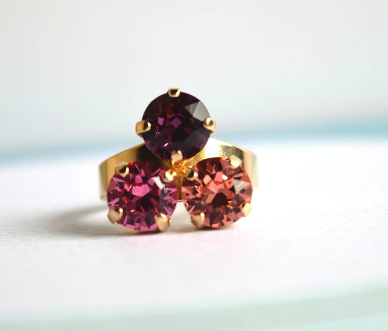 Drei Steine Ring, Umgekehrter Dreieck Mutter Brautring, Hochzeitsschmuck, Statement Personalisierter Aurora Crystal Ring von MidnightSolitaire28