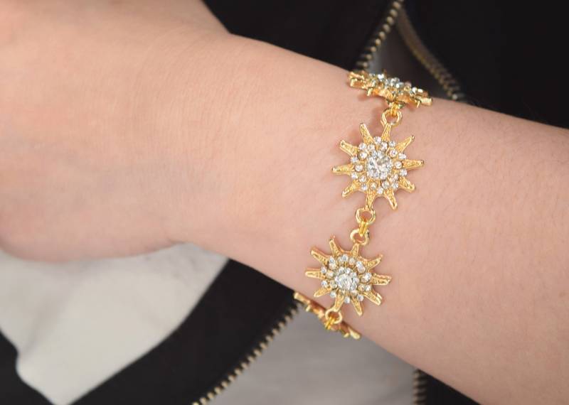 Gold Starburst Armband, Sonne Strass Stern Mond Brautjungfer Armband von MidnightSolitaire28