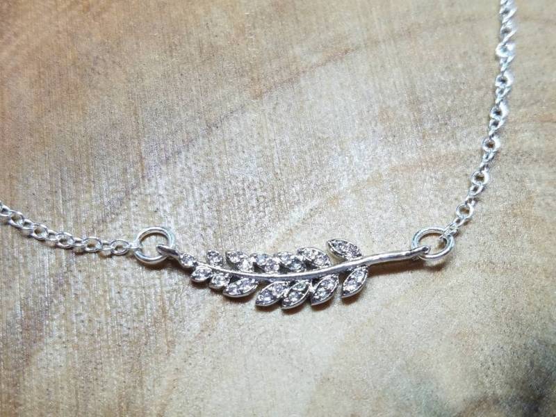 Silber Blatt Halskette, Minimalist Braut Brautjungfer Geschenk, Zierliche Herbst Halskette von MidnightSolitaire28