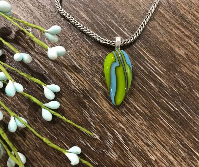 Aqua Blau & Lime Grün Geschmolzene Glas Anhänger, Dichroic Glas, Mehrfarbiger Illusion Schmuckzubehör, Erdige Schmuck von MidwayMercantileCo