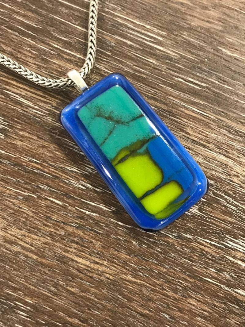 Blau Grün Gelb Geschmolzenes Glas Anhänger, Fusion Schmuck, Illusion Lange Halskette, Schmuckzubehör, Minimalist von MidwayMercantileCo