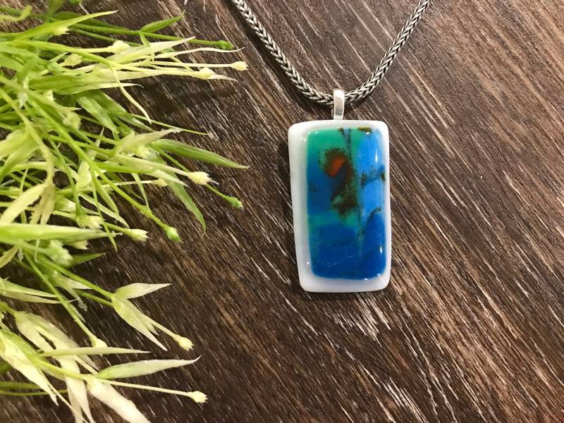 Blau Grün Weiß & Orange Geschmolzene Glas Anhänger, Einzigartige Schmuck Geschenk, Minimal Schmuck, Natürliche Elemente, Mehrfarbige Anhänger Blau Grün Weiß & Orange Geschmolzene Glas Anhänger, Einzigartige Schmuck Geschenk, Minimal Schmuck, Natürliche Elemente, Mehrfarbige Anhänger von MidwayMercantileCo