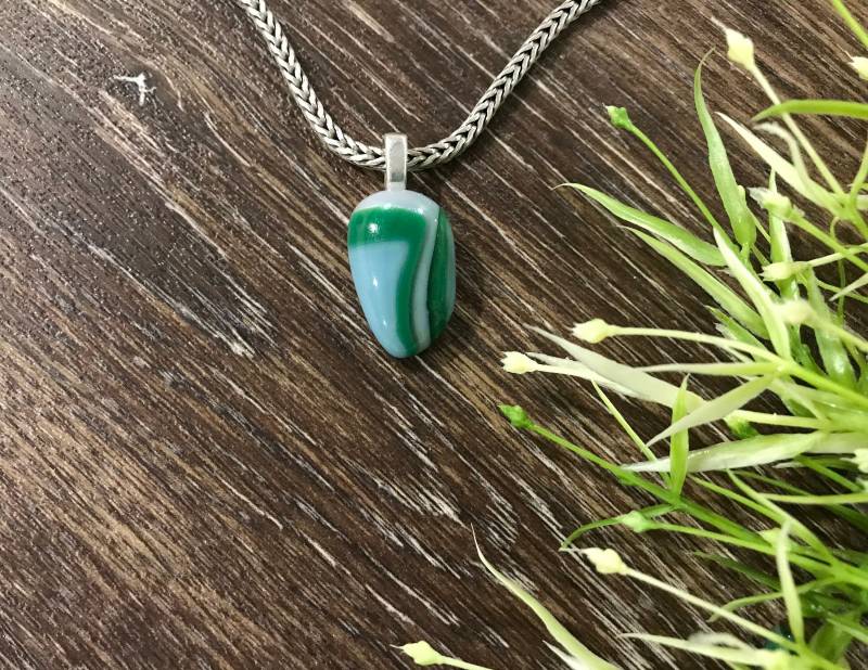 Blau Grün & Rosa Dichroic Geschmolzene Glas Anhänger, Minimal Schmuck, Zierliche Erdige Schmuck Blau Grün & Rosa Dichroic Geschmolzene Glas Anhänger, Minimal Schmuck, Zierliche Erdige Schmuck von MidwayMercantileCo