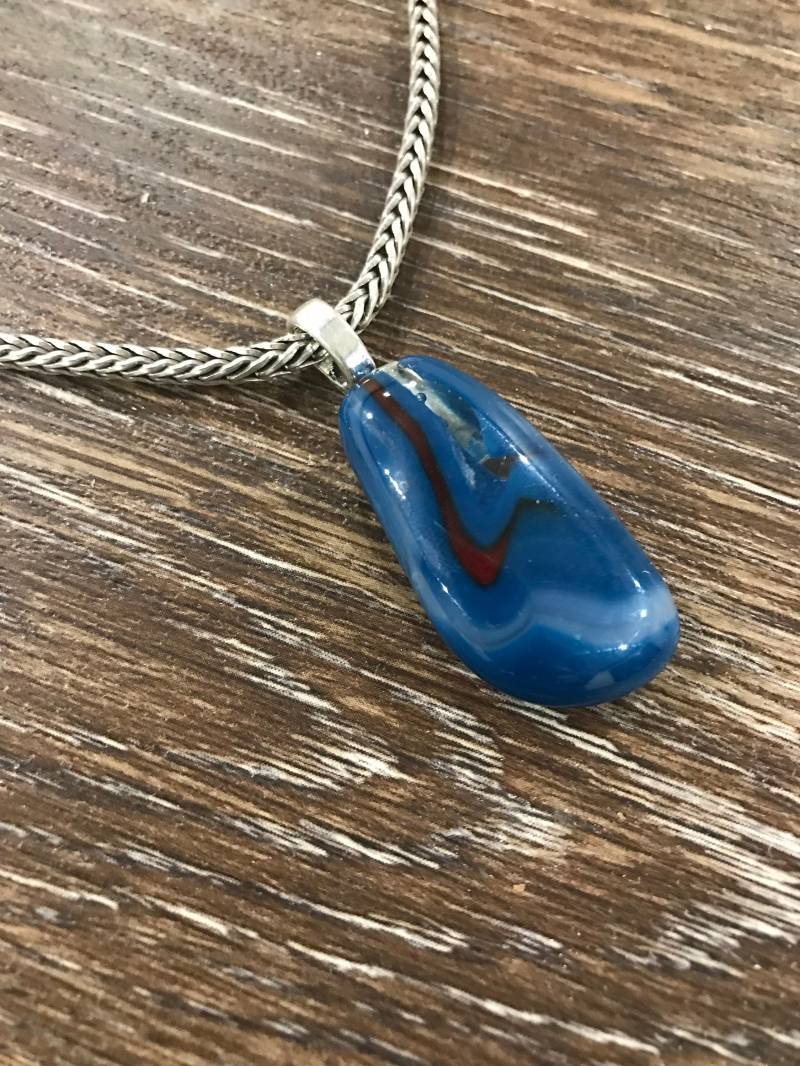 Blau & Rot Geschmolzene Glas Anhänger, Polizist Ruhestand Geschenk, Back The Blue, Minimal Dichroic Schmuck von MidwayMercantileCo