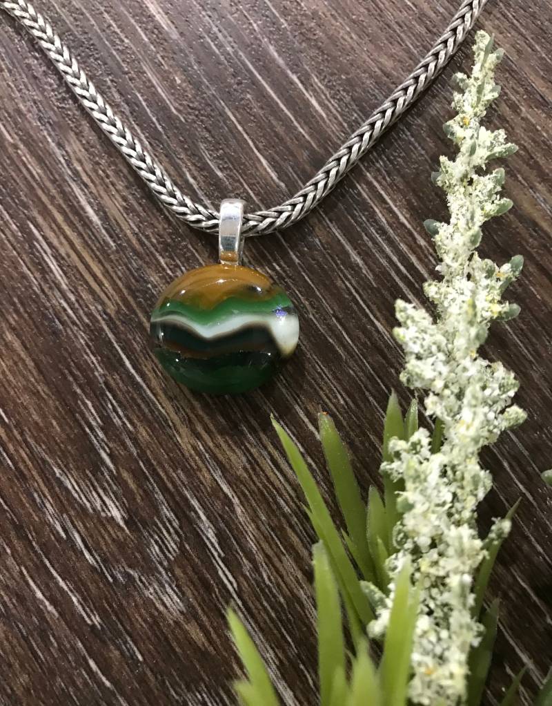 Braun Grün Weiß Fusing Glas Anhänger, Dichroic Rustikaler Schmuck, Mehrfarbiger Hippie Schmuck von MidwayMercantileCo