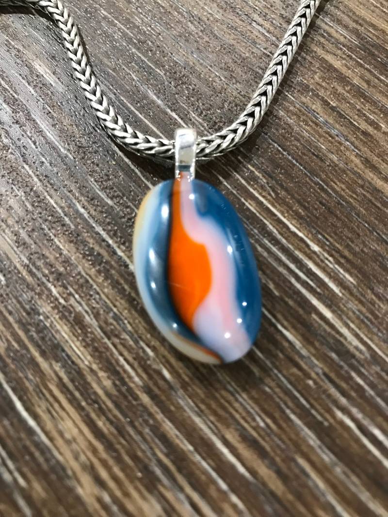 Creme Blau & Orange Geschmolzene Glas Anhänger, Kunst Schmuck, Bunte Schmuck Zubehör Creme Blau & Orange Geschmolzene Glas Anhänger, Kunst Schmuck, Bunte Schmuck Zubehör von MidwayMercantileCo