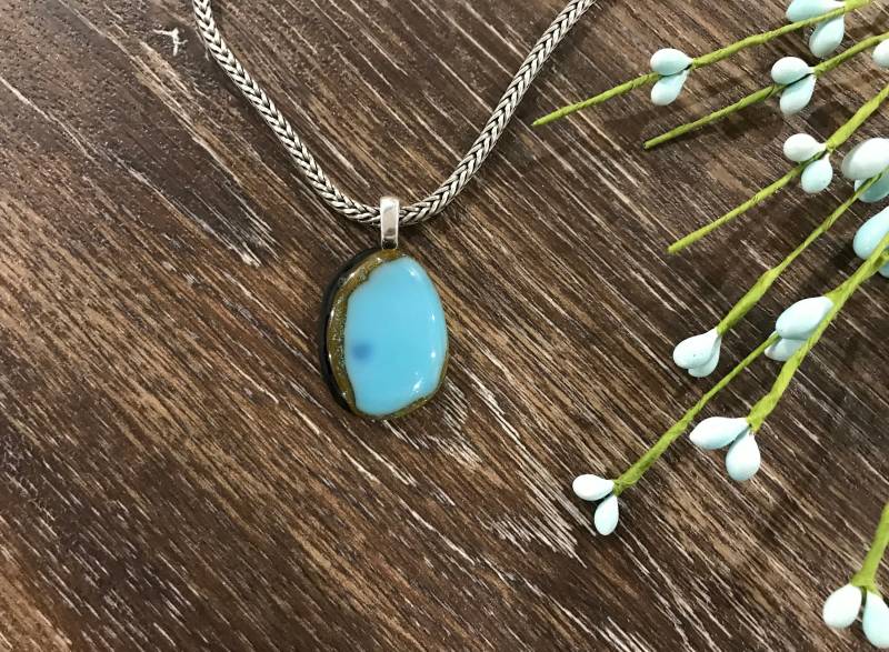 Dichroic Blau Tan & Schwarz Geschmolzene Glas Anhänger, Zarte Festival Schmuck, Geschenk Für Ihn, Schmuck Für Sie von MidwayMercantileCo