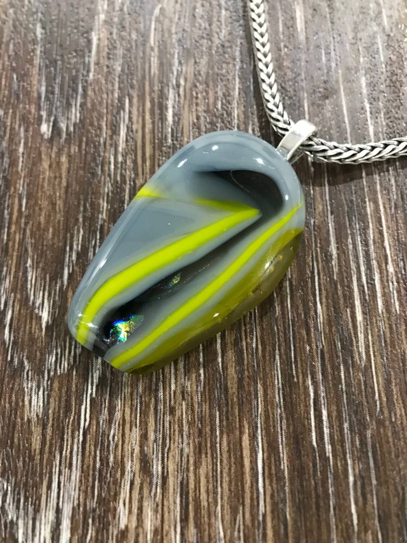 Dichroic Geschmolzener Glasanhänger, Grau, Gelb & Schwarz, Trendiger Schmuck, Abschlussgeschenk, Bedeutungsvolles Geschenk Für Mutter von MidwayMercantileCo