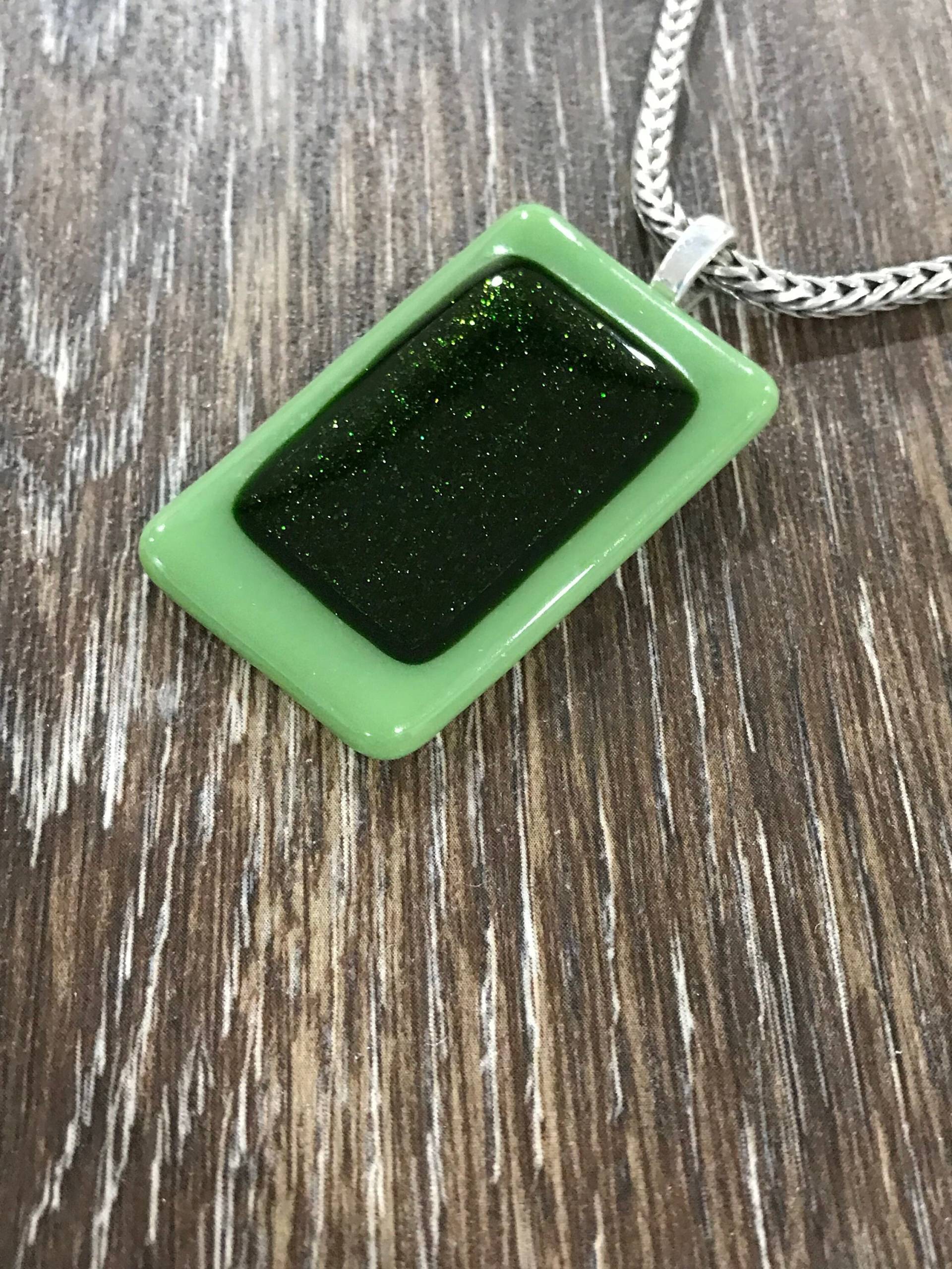 Dunkel Grün Aventurin Glas Anhänger, Farbe Energie Schmuck, Unisex Statement Schmuck Dunkel Grün Aventurin Glas Anhänger, Farbe Energie Schmuck, Unisex Statement Schmuck von MidwayMercantileCo
