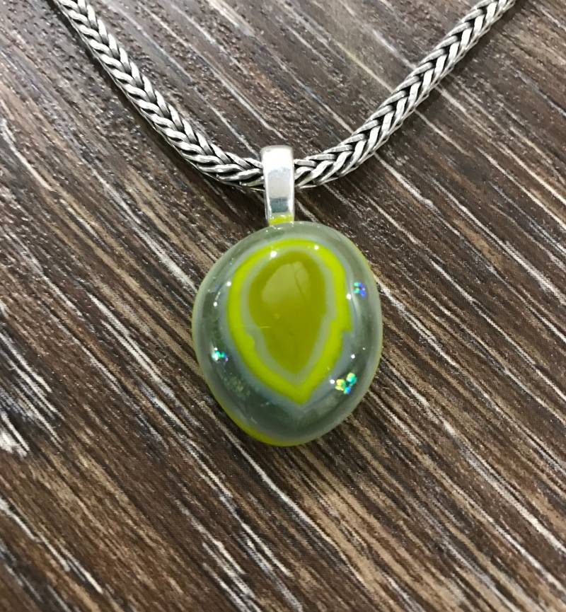 Gelb & Grau Dichroic Glas Anhänger, Zarte Erdige Schmuck, Unisex Schmuck Einzigartige Geschenke Für Männer, Kunst von MidwayMercantileCo