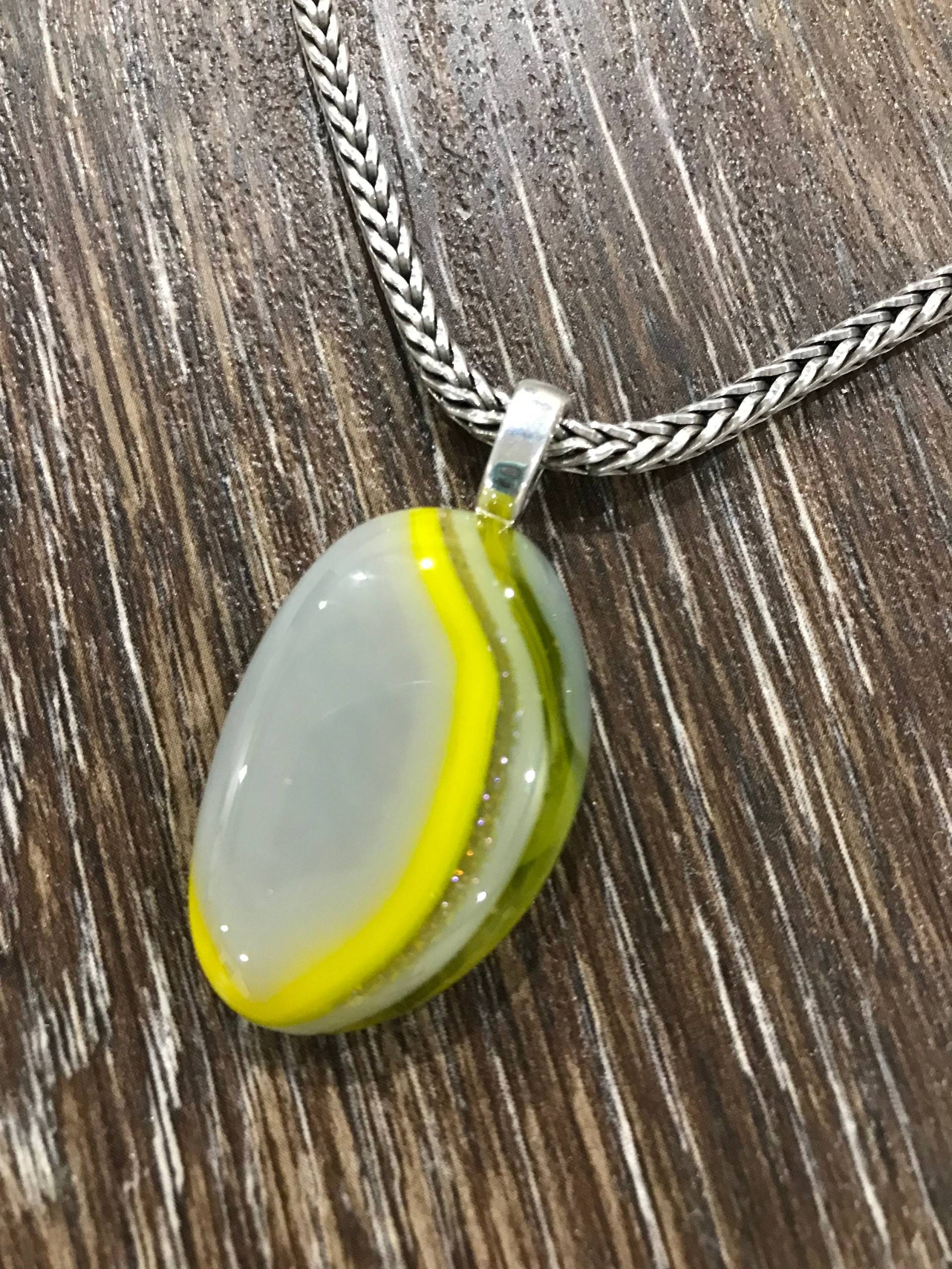 Grau Gelb & Dichroic Geschmolzenes Glas Anhänger, Jubiläumsgeschenk, Unikate Schmuck, Minimalist Schmuck Grau Gelb & Dichroic Geschmolzenes Glas Anhänger, Jubiläumsgeschenk, Unikate Schmuck, Minimalist Schmuck von MidwayMercantileCo