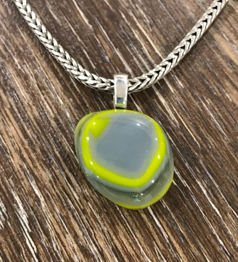 Grau & Gelb Geschmolzener Glas Anhänger, Erdiger Zarter Zierlicher Schmuck, Grauer Gelber Anhänger Grau & Gelb Geschmolzener Glas Anhänger, Erdiger Zarter Zierlicher Schmuck, Grauer Gelber Anhänger von MidwayMercantileCo