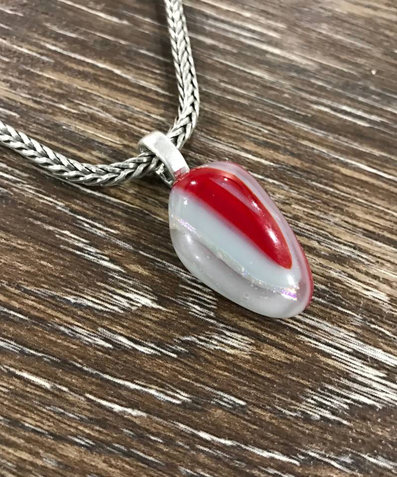 Grau & Rot Dichroic Glasanhänger, Einzigartiger Glasschmuck, Moderner Anhänger, Trendiger Schmuck, Geschenk Für Sie, Glaskunst Anhänger Grau & Rot Dichroic Glasanhänger, Einzigartiger Glasschmuck, Moderner Anhänger, Trendiger Schmuck, Geschenk Für Sie, Glaskunst Anhänger von MidwayMercantileCo