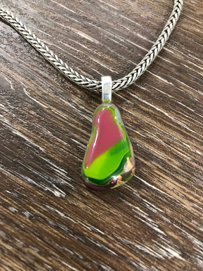 Grün & Lila Dichroic Geschmolzenes Glas Anhänger, Rustikale Eleganz Lila Geschenk Für Mutter, Ihn, Anhänger Grün & Lila Dichroic Geschmolzenes Glas Anhänger, Rustikale Eleganz Lila Geschenk Für Mutter, Ihn, Anhänger von MidwayMercantileCo